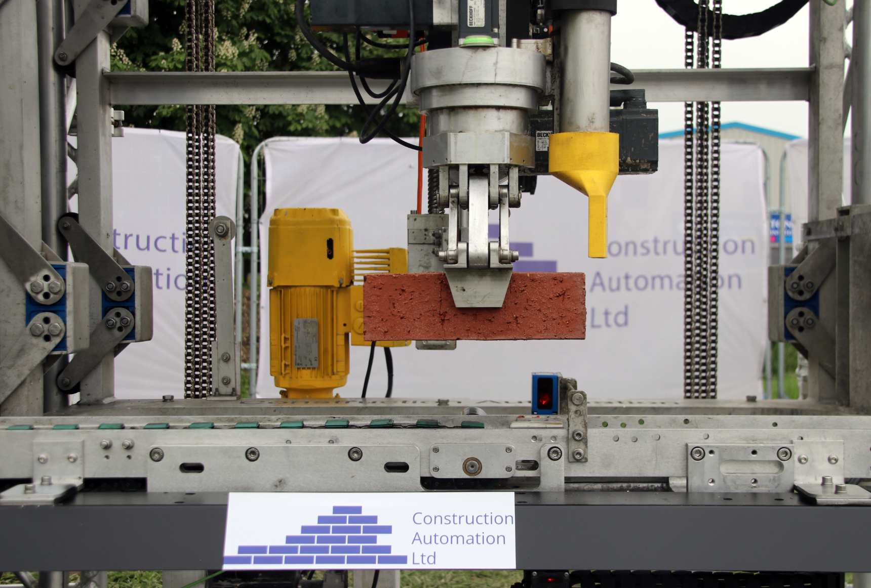 ABLR gripper placing a brick